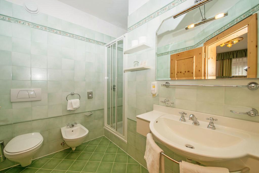 Santeshotel Antholz Mittertal Zimmer foto