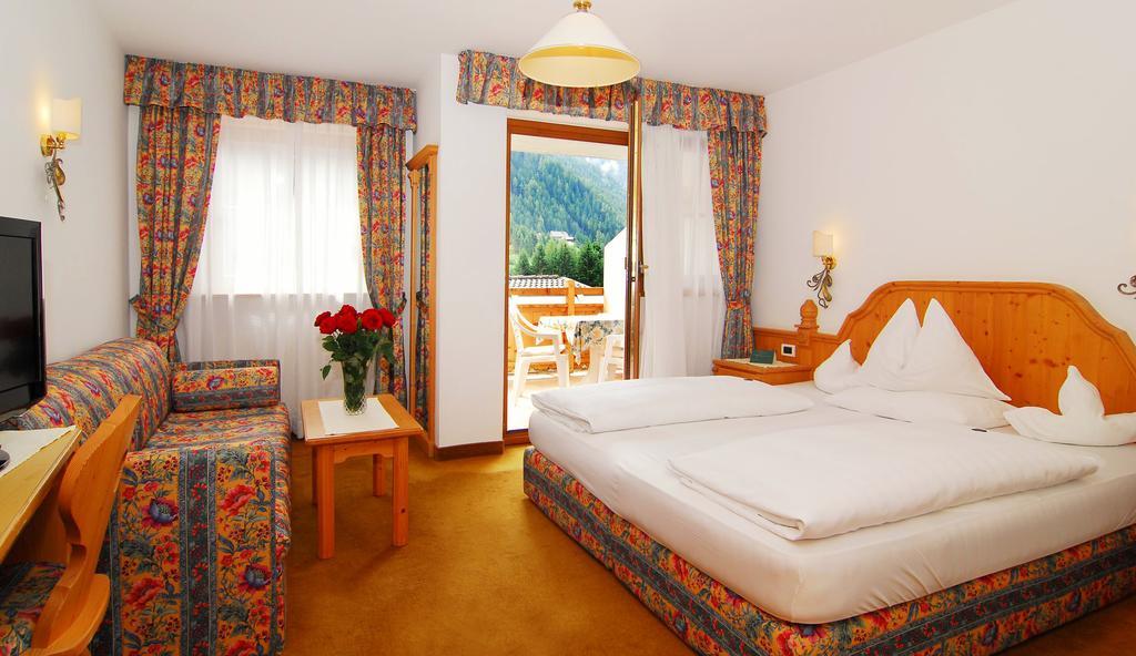 Santeshotel Antholz Mittertal Zimmer foto