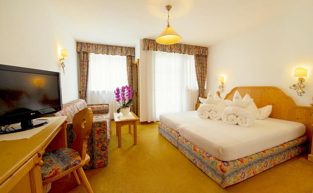Santeshotel Antholz Mittertal Zimmer foto