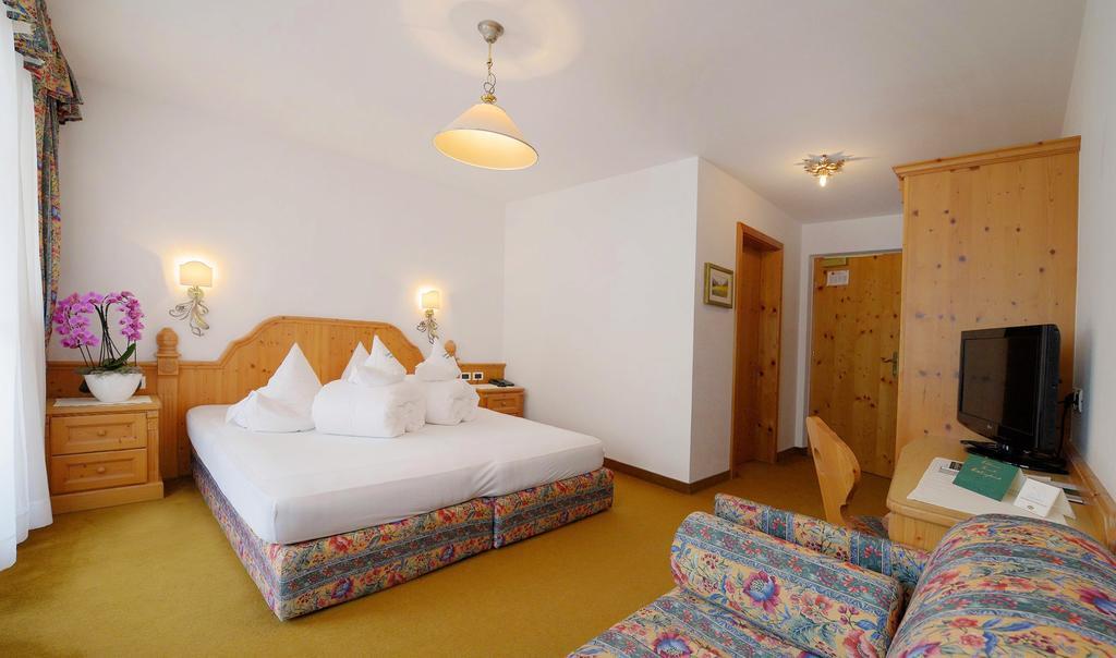 Santeshotel Antholz Mittertal Zimmer foto